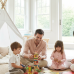 Família brincando no chão da sala com blocos, papéis coloridos e cabana de lençol, sem uso de telas.